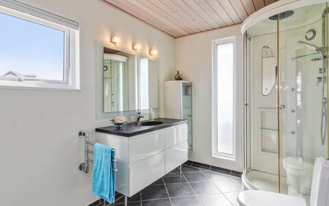 Thomsen - 475M from the Sea: Loodgieterswerkinrichting, Interieur Ontwerp, Flooring, Plafond, Verdieping, Wastafel, Badkamer, Kraan, Loodgieter, Badkamerkast