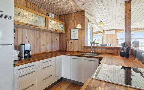 Thomsen - 475M from the Sea: Flooring, Keuken, Countertop, Interieur Ontwerp, Hout, Verdieping, Cabinetry, Plafond, Houten Vloer, Meubilair