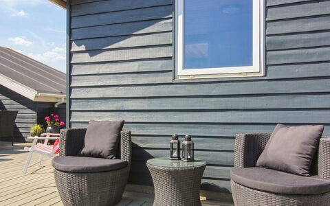 Thomsen - 475M from the Sea: Hout, Buitenmeubels, Meubilair, Stoel, Samengesteld Materiaal, Hardwood, Plank, Beits, Siding