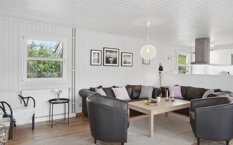 Ingebore - 700M from the Sea: Bankstel, Interieur Ontwerp, Meubilair, Woonkamer, Huis, Plafond, Flooring, Verdieping, Houten Vloer