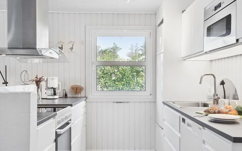 Ingebore - 700M from the Sea: Keuken, Toestel Van De Keuken, Hout, Major Appliance, Countertop, Interieur Ontwerp, Huishoudapparatuur, Flooring, Cabinetry, Huis