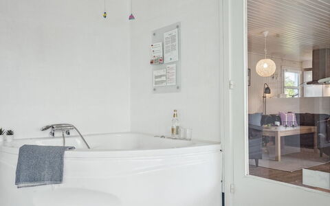 Ingebore - 700M from the Sea: Interieur Ontwerp, Flooring, Verdieping, Loodgieterswerkinrichting, Plafond, Badkamer, Bad, Kamer, Meubilair, Loodgieter