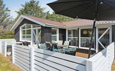 Ingebore - 700M from the Sea: Hout, Huis, Veranda, Huis, Dak, Siding, Deur, Verblijf, Dek, Schaduw