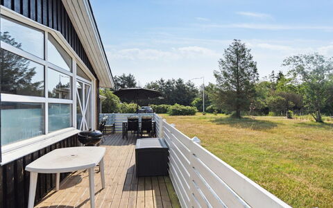 Ingebore - 700M from the Sea: Huis, Veranda, Verblijf, Schaduw, Dek, Siding, Plank, Landgoed, Hardwood, Werf