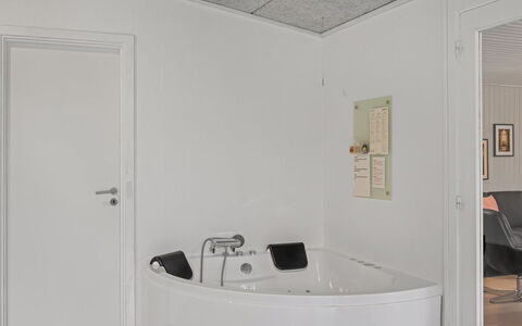 Ingebore - 700M from the Sea: Muur, Flooring, Verdieping, Plafond, Interieur Ontwerp, Loodgieterswerkinrichting, Kamer, Loodgieter, Lichte Inrichting, Badkamer