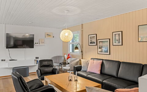 Ingebore - 700M from the Sea: Meubilair, Interieur Ontwerp, Bankstel, Muur, Flooring, Plafond, Hout, Woonkamer, Verdieping, Lichte Inrichting