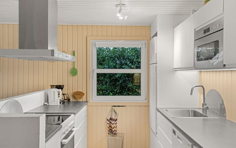 Ingebore - 700M from the Sea: Flooring, Keuken, Hout, Countertop, Toestel Van De Keuken, Major Appliance, Verdieping, Interieur Ontwerp, Cabinetry, Houten Vloer