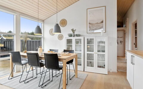 Sazdo - 1.1Km from the Sea: Meubilair, Flooring, Interieur Ontwerp, Hout, Verdieping, Tafel, Houten Vloer, Keuken En Eettafel, Stoel, Eetkamer