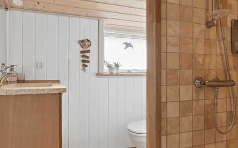 Sazdo - 1.1Km from the Sea: Muur, Flooring, Hout, Loodgieterswerkinrichting, Verdieping, Interieur Ontwerp, Badkamer, Plafond, Loodgieter, Kamer