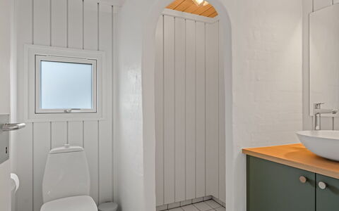 Hrefna - 500M from the Sea: Muur, Loodgieterswerkinrichting, Flooring, Interieur Ontwerp, Badkamer, Verdieping, Loodgieter, Toilet, Kamer, Wastafel