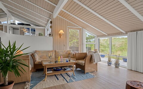 Hrefna - 500M from the Sea: Hout, Interieur Ontwerp, Flooring, Plafond, Meubilair, Verdieping, Bankstel, Houten Vloer, Woonkamer, Huis