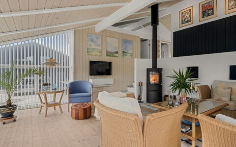 Hrefna - 500M from the Sea: Interieur Ontwerp, Hout, Flooring, Meubilair, Plafond, Verdieping, Woonkamer, Stoel, Huis, Verlichting