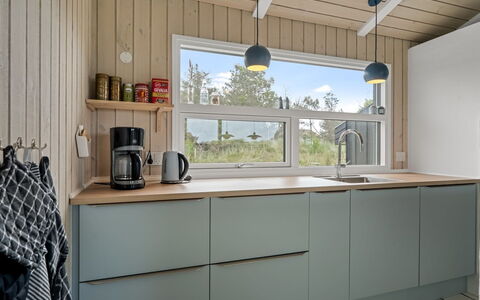 Hrefna - 500M from the Sea: Keuken, Hout, Countertop, Interieur Ontwerp, Flooring, Toestel Van De Keuken, Cabinetry, Verdieping, Meubilair, Loodgieterswerkinrichting