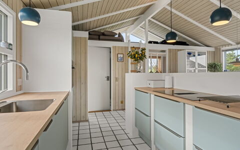 Hrefna - 500M from the Sea: Keuken, Interieur Ontwerp, Countertop, Flooring, Plafond, Verdieping, Lichte Inrichting, Cabinetry, Loodgieterswerkinrichting, Wastafel
