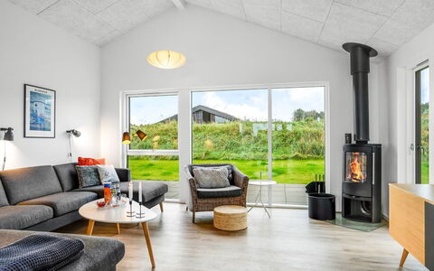 Egil - 1.5Km from the Sea: Woonkamer, Bankstel, Kamerplant, Houten Vloer, Houtkachel, Huishoudapparatuur, Lichte Inrichting, Koffietafel, Haard