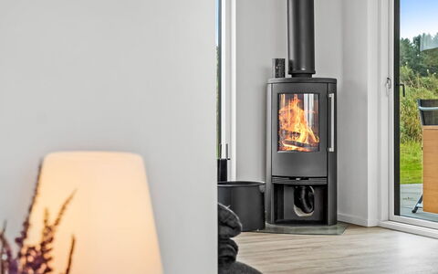 Egil - 1.5Km from the Sea: Huishoudapparatuur, Houtkachel, Kamerplant, Woonkamer, Toestel Van De Keuken, Haard, Lamp, Cabinetry