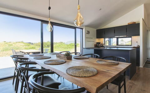 Kristiina - 500M from the Sea: Keuken En Eettafel, Interieur Ontwerp, Eetkamer, Meubilair, Tafel, Plafond, Houten Vloer, Countertop, Hardwood, Stoel