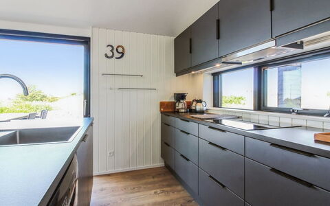 Kristiina - 500M from the Sea: Keuken, Hout, Countertop, Toestel Van De Keuken, Cabinetry, Kraan, Loodgieterswerkinrichting, Wastafel, Gootsteen, Major Appliance