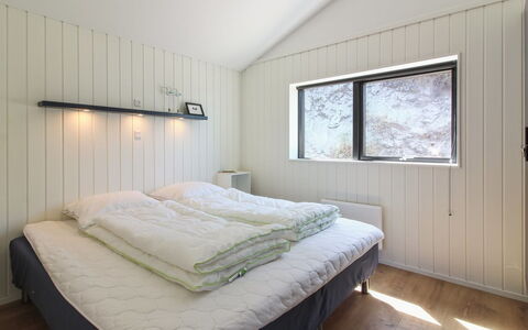 Kristiina - 500M from the Sea: Slaapkamer, Bed, Hout, Laken, Bedding, Bed Frame, Plafond, Linens, Kamer, Matras
