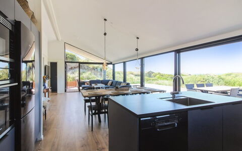 Kristiina - 500M from the Sea: Plafond, Interieur Ontwerp, Keuken En Eettafel, Houten Vloer, Hardwood, Stoel, Schaduw, Beits, Natuurlijk Materiaal, Keuken