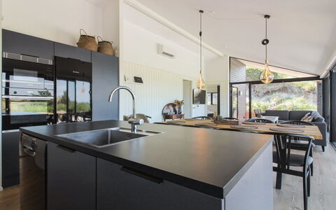 Kristiina - 500M from the Sea: Keuken, Countertop, Interieur Ontwerp, Plafond, Meubilair, Toestel Van De Keuken, Lichte Inrichting, Keuken En Eettafel, Verlichting, Flooring