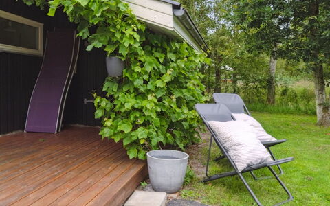 Alkmar - from the Sea: Blad, Struik, Schaduw, Tuin, Zonlicht, Backyard, Buitenmeubels, Werf, Outdoor Structuur, Landscaping