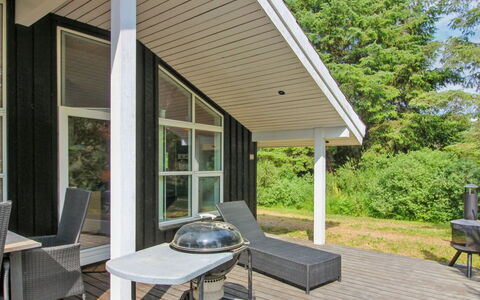 Arlett - 950M from the Sea: Blauw, Struik, Verblijf, Groundcover, Tuin, Landgoed, Schaduw, Landscaping, Boerderij, Eco Hotel