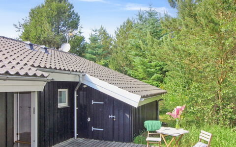 Arlett - 950M from the Sea: Blauw, Struik, Verblijf, Groundcover, Tuin, Landgoed, Schaduw, Landscaping, Boerderij, Eco Hotel