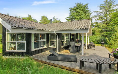Arlett - 950M from the Sea: Blauw, Struik, Verblijf, Groundcover, Tuin, Landgoed, Schaduw, Landscaping, Boerderij, Eco Hotel