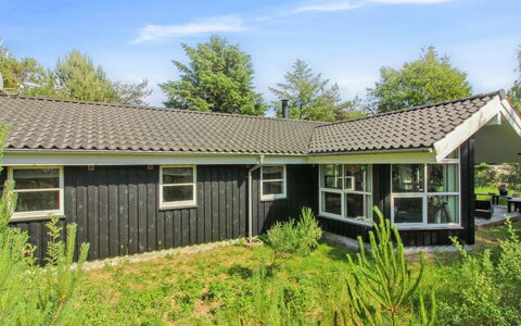 Arlett - 950M from the Sea: Blauw, Struik, Verblijf, Groundcover, Tuin, Landgoed, Schaduw, Landscaping, Boerderij, Eco Hotel
