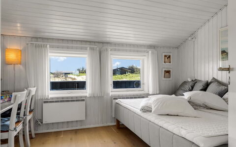 Minka - 58M from the Sea: Hout, Huis, Slaapkamer, Plafond, Bed, Bedding, Laken, Bed Frame, Beits, Hardwood