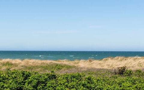 Minka - 58M from the Sea: Lucht, Blauw, Water, Watervoorraden, Dag, Zwemwater, Horizon, Groen, Vegetation