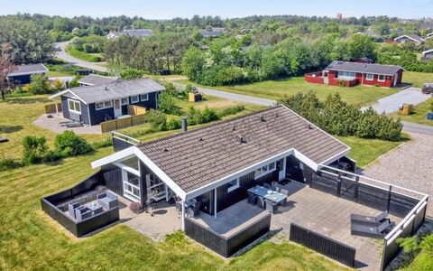 Apelone - 800M from the Sea: Meubilair, Interieur Ontwerp, Flooring, Hout, Verdieping, Plafond, Houten Vloer, Stoel, Tafel, Verlichting