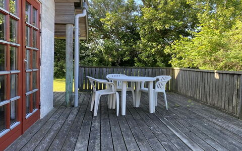 Henke - 100M from the Sea: Hout, Veranda, Houten Vloer, Hardwood, Dek, Plank, Samengesteld Materiaal, Beits, Buitenmeubels, Verblijf