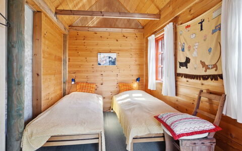 Henke - 100M from the Sea: Slaapkamer, Hout, Meubilair, Bed, Flooring, Verdieping, Interieur Ontwerp, Huis, Huis, Kamer