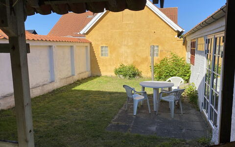 Bedri - 100M from the Sea: Huis, Huis, Verblijf, Deur, Backyard, Werf, Schaduw, Gazon, Tuin, Buitenmeubels