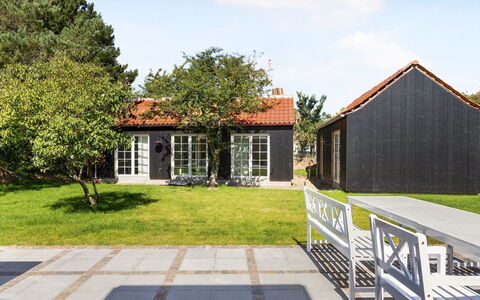 Karmen - 100M from the Sea: Gras, Grasland, Landschap, Ecoregio, Plain, Plantengemeenschap, Land Lot, Buitenmeubels, Prairie, Shrubland