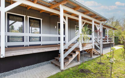 Wingst 100: Eigendom, Fabriek, Wolk, Hout, Gebouw, Schaduw, Land Lot, Lucht, Verblijf, Siding