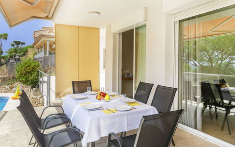 Can Semi: Meubilair, Tafel, Gebouw, Stoel, Tableware, Wolk, Lucht, Tafelkleed, Buitenmeubels, Schaduw