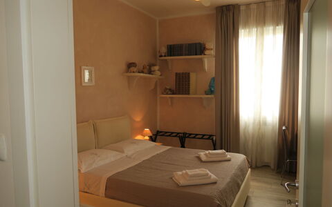 Le Due Madonne: Meubilair, Tafel, Gebouw, Stoel, Tableware, Wolk, Lucht, Tafelkleed, Buitenmeubels, Schaduw