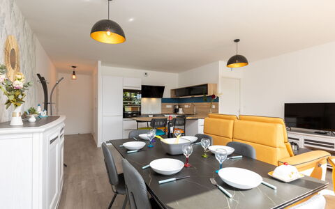 Cancale 160: Tafel, Eigendom, Cabinetry, Meubilair, Countertop, Stoel, Hout, Interieur Ontwerp, Flooring, Keuken