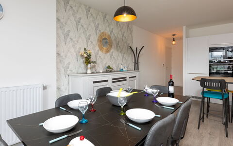 Cancale 160: Tafel, Meubilair, Eigendom, Fabriek, Gebouw, Stoel, Interieur Ontwerp, Verlichting, Tableware, Kamerplant
