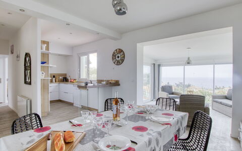 La Bellanda: Tafel, Meubilair, Eigendom, Fotolijst, Tableware, Stoel, Interieur Ontwerp, Keuken En Eettafel, Tafelkleed, Flooring