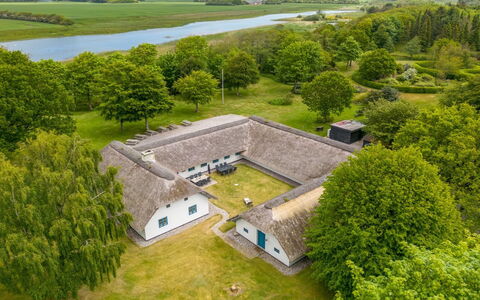 Tatiane - 10Km from the Sea: Dak, Huis, Huis, Verblijf, Siding, Landgoed, Oprit, Garden Gebouwen, Werf, Schuur