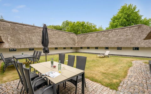 Tatiane - 10Km from the Sea: Dak, Huis, Huis, Verblijf, Siding, Landgoed, Oprit, Garden Gebouwen, Werf, Schuur