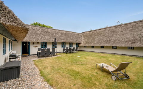 Tatiane - 10Km from the Sea: Dak, Huis, Huis, Verblijf, Siding, Landgoed, Oprit, Garden Gebouwen, Werf, Schuur
