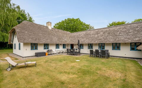 Tatiane - 10Km from the Sea: Dak, Huis, Huis, Verblijf, Siding, Landgoed, Oprit, Garden Gebouwen, Werf, Schuur