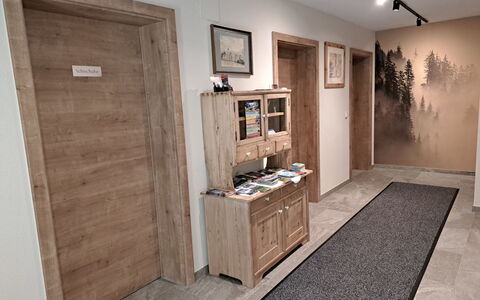 Hippach 500: Fotolijst, Cabinetry, Eigendom, Meubilair, Hout, Gebouw, Architectuur, Kamerplant, Flooring, Verdieping