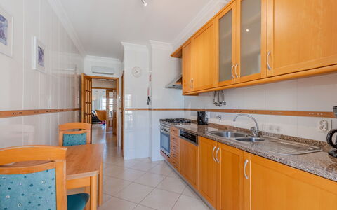 Sunny Beach Casa-M: Hout, Flooring, Verdieping, Appartement, Beits, Hardwood, Vernis, Houten Vloer, Keuken, Cabinetry