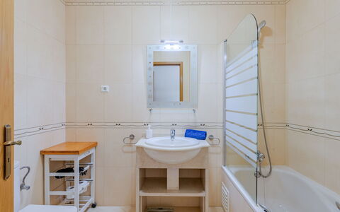 Sunny Beach Casa-M: Loodgieterswerkinrichting, Badkamer, Flooring, Verdieping, Interieur Ontwerp, Wastafel, Kraan, Wastafel In De Badkamer, Loodgieter, Plafond